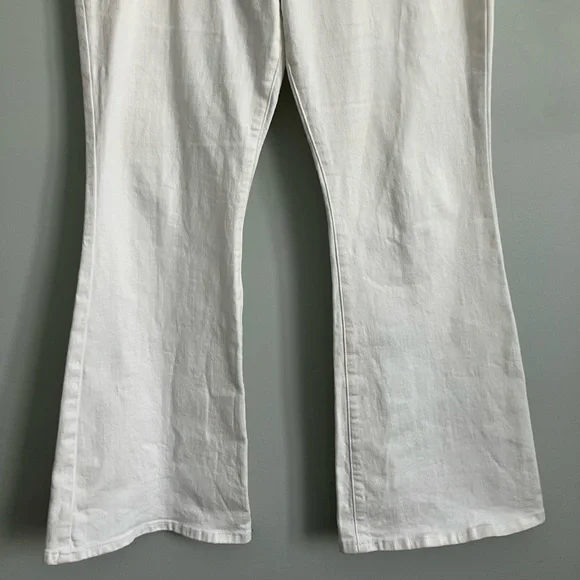 ELIZABETH & JAMES White High Rise Flare Leg Jeans Size 14 - Picture 4 of 12